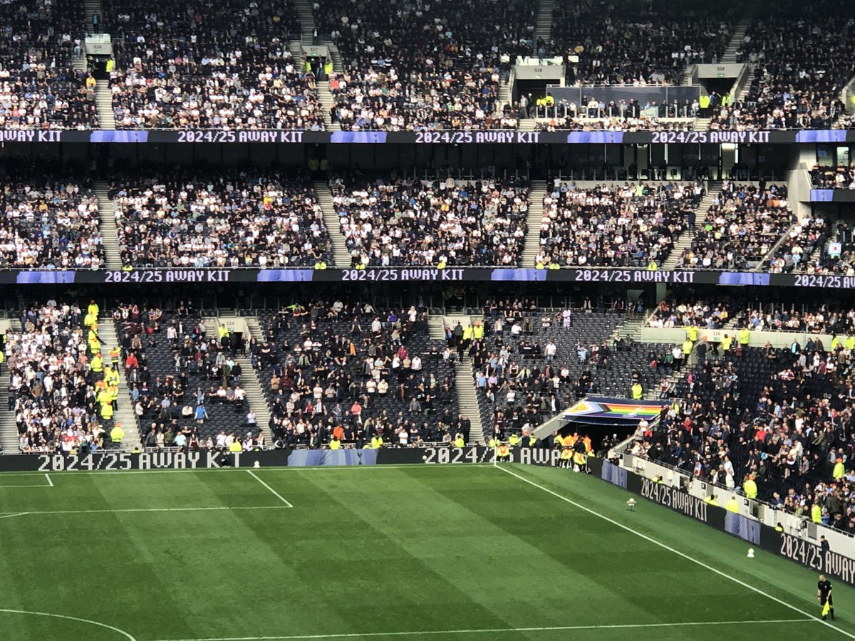 iandfield's tweet photo. West Ham are massive at Spurs @FBAwayDays https://t.co/QW3bFYJo3v
