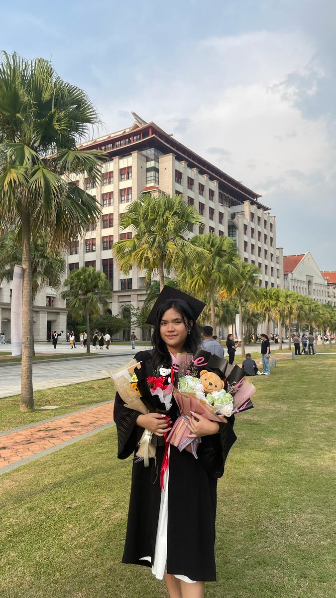 cherrymcflurry's tweet photo. still can’t believe I actually not a student anymore? like i graduated https://t.co/hToVSLnine