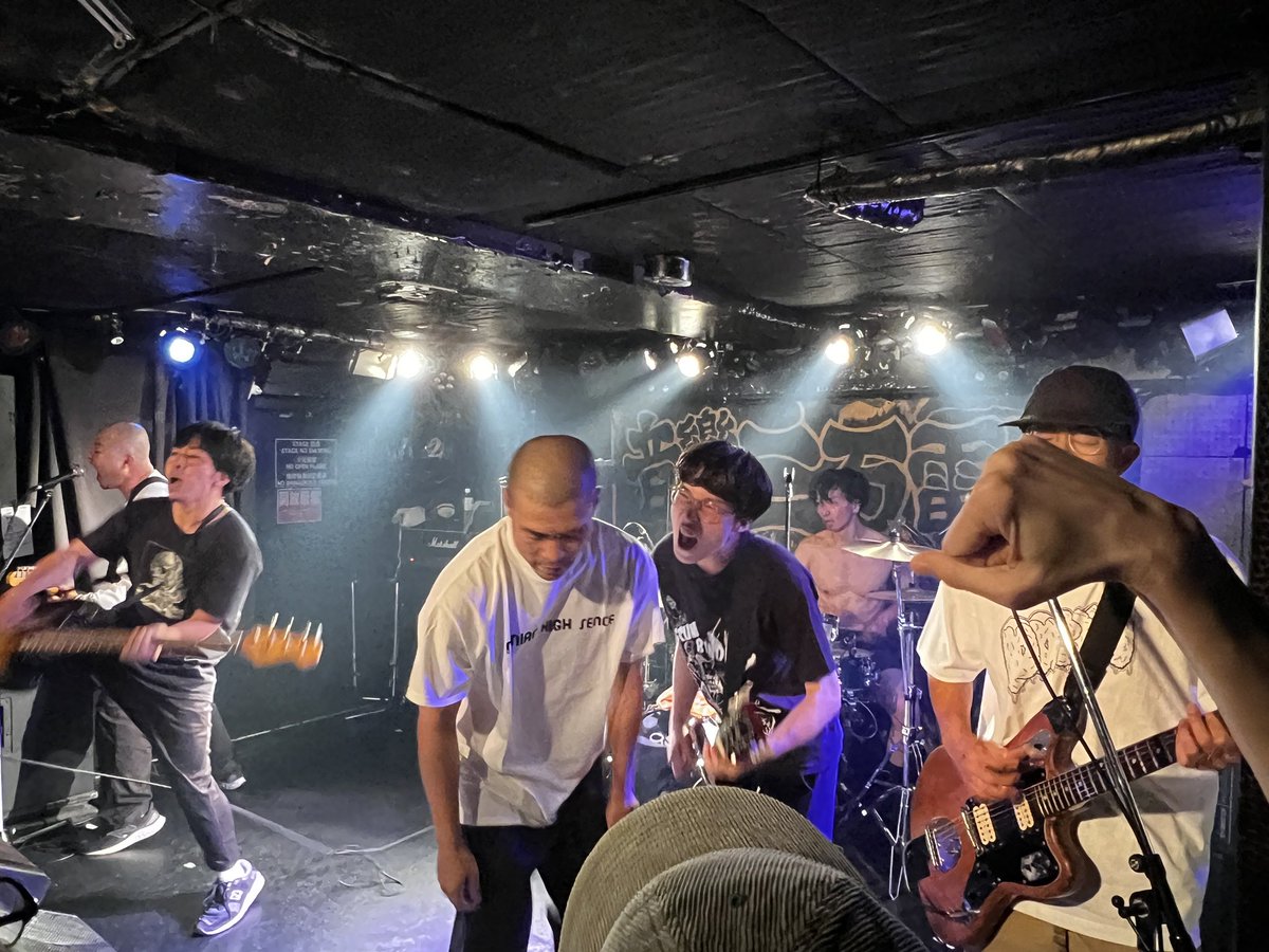 myz_382's tweet image. パンクもハードコアもスカも日本語パンクもぜーんぶ好きな人間にとって幸せな対バン😊

ステージの上のタツボーイ初めてみたけど、降りてきてタツパパにギター渡して暴れ出したのが今日のハイライト💡

SHACHI
THE AUTOCRATICS
TROPICAL GORILLA
THRH
MEXICAN AGE
MY SHOES MY CAP
高円寺二万電圧