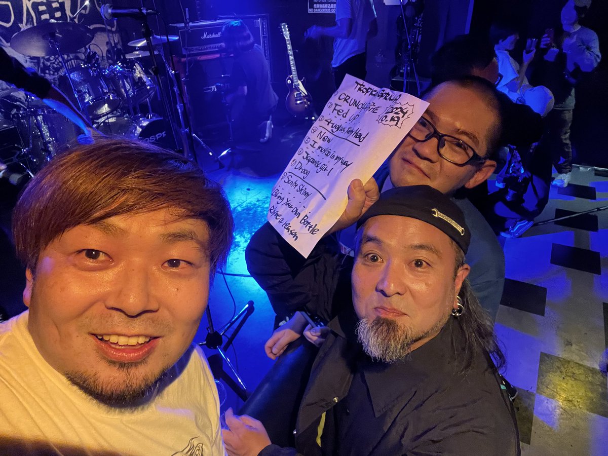 myz_382's tweet image. パンクもハードコアもスカも日本語パンクもぜーんぶ好きな人間にとって幸せな対バン😊

ステージの上のタツボーイ初めてみたけど、降りてきてタツパパにギター渡して暴れ出したのが今日のハイライト💡

SHACHI
THE AUTOCRATICS
TROPICAL GORILLA
THRH
MEXICAN AGE
MY SHOES MY CAP
高円寺二万電圧