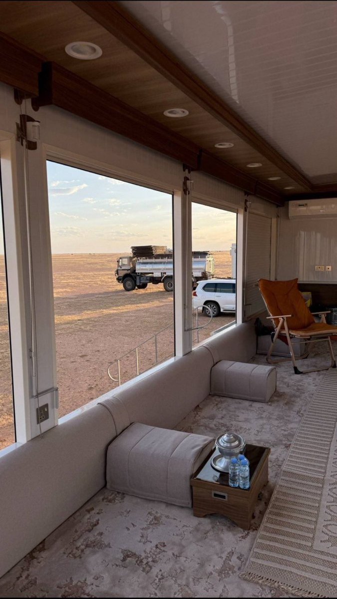 كيف أبنسى وأستريح وكل شبر بهالمدينة
 منك به ذكرى ولك فيه أغنية ولا رسالة