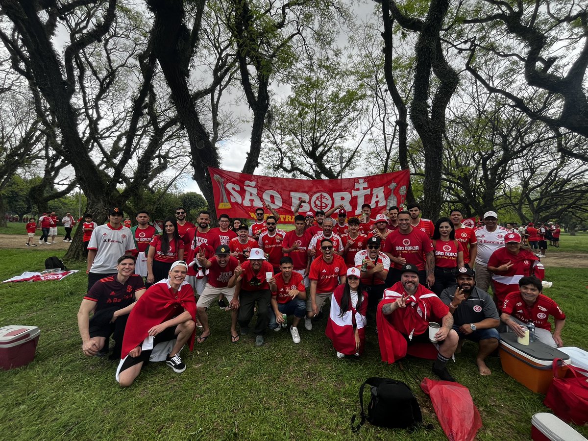 SCInternacional's tweet photo. 𝐂𝐥𝐮𝐛𝐞 🤝 𝐏𝐨𝐯𝐨 

O pré-jogo da torcida colorada é diferente! Independente da região, é um 𝐬𝐞𝐧𝐭𝐢𝐦𝐞𝐧𝐭𝐨, para nós, uma 𝐫𝐞𝐥𝐢𝐠𝐢𝐚̃𝐨! ❤️‍🔥😍 https://t.co/vKUnbm4R44