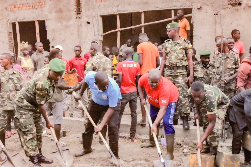 RTNBurundi's tweet photo. #Burundi: Le Ministre de la Défense Nationale et des Anciens Combattants, @TribertMutabazi , participe aux travaux de pavage du centre de santé de buringa sis à la colline et zone #Buringa, commune #Gihanga, dans @BubanzaProvince https://t.co/meRBLe1Wfk