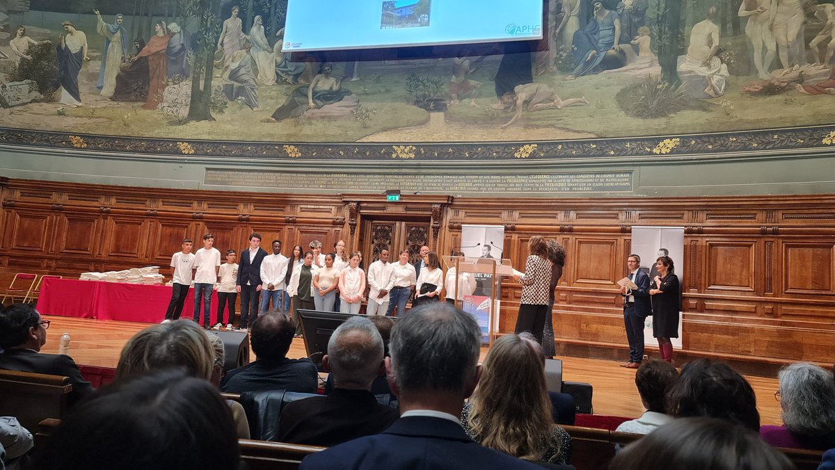 sacombette's tweet photo. Présente à la remise du Prix Samuel Paty, il rend hommage aux enseignants avec leurs élèves qui s’engagent pour la liberté d’expression et les valeurs républicaines. Rappel de l’importance de l’éducation face à l’intolérance. #PrixSamuelPaty #LibertéDExpression #Laicité https://t.co/I0GlVBL4oJ