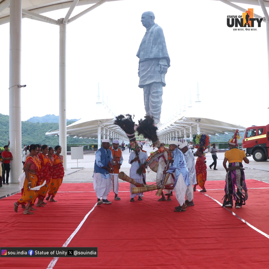 souindia's tweet photo. Today, the Dowla tribal dance at the #StatueOfUnity showed how culture unites us all. A powerful tribute to the beauty of diversity! #CulturalHeritage #DanceOfUnity #EmbracingDiversity https://t.co/8OVLufkDBx