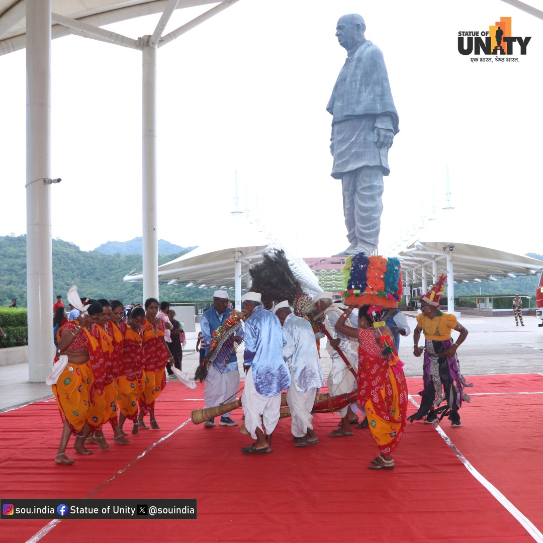 souindia's tweet photo. Today, the Dowla tribal dance at the #StatueOfUnity showed how culture unites us all. A powerful tribute to the beauty of diversity! #CulturalHeritage #DanceOfUnity #EmbracingDiversity https://t.co/8OVLufkDBx