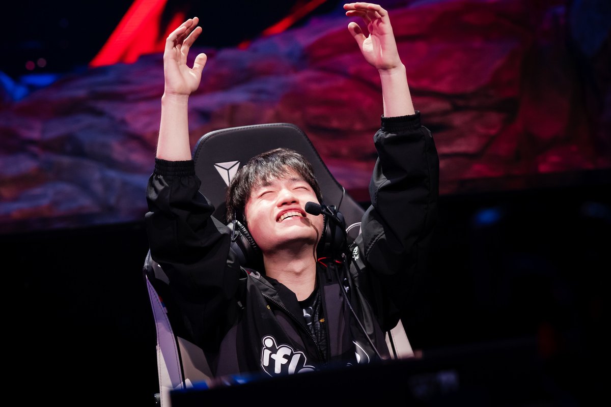 redbullgaming's tweet photo. playing normal               playing bard
supports                              and pyke https://t.co/YNEZgaarBe