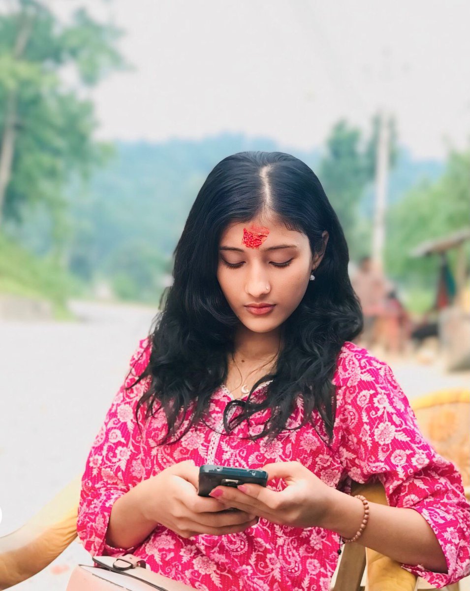 PraptiThapa4's tweet photo. फोटो हेर्दा फोटोको मान्छेसँग बोल्नलाई मन लाग्छ ॥ हाँस्न मन लाग्छ॥ सुखदुःखको कुरा गर्न मन लाग्छ तर फोटोको मान्छे बोल्दैन॥ हाँस्दैन ॥ रुवाउँछ मात्रै ॥ त्यसले झन पिडा दिन्छ ॥ फोटो जति ज्यानमारा अरु केहि हुन्न.....!

                                    - बाआमा (✍️.रामलाल  जोशी) https://t.co/H8GuW99HQu