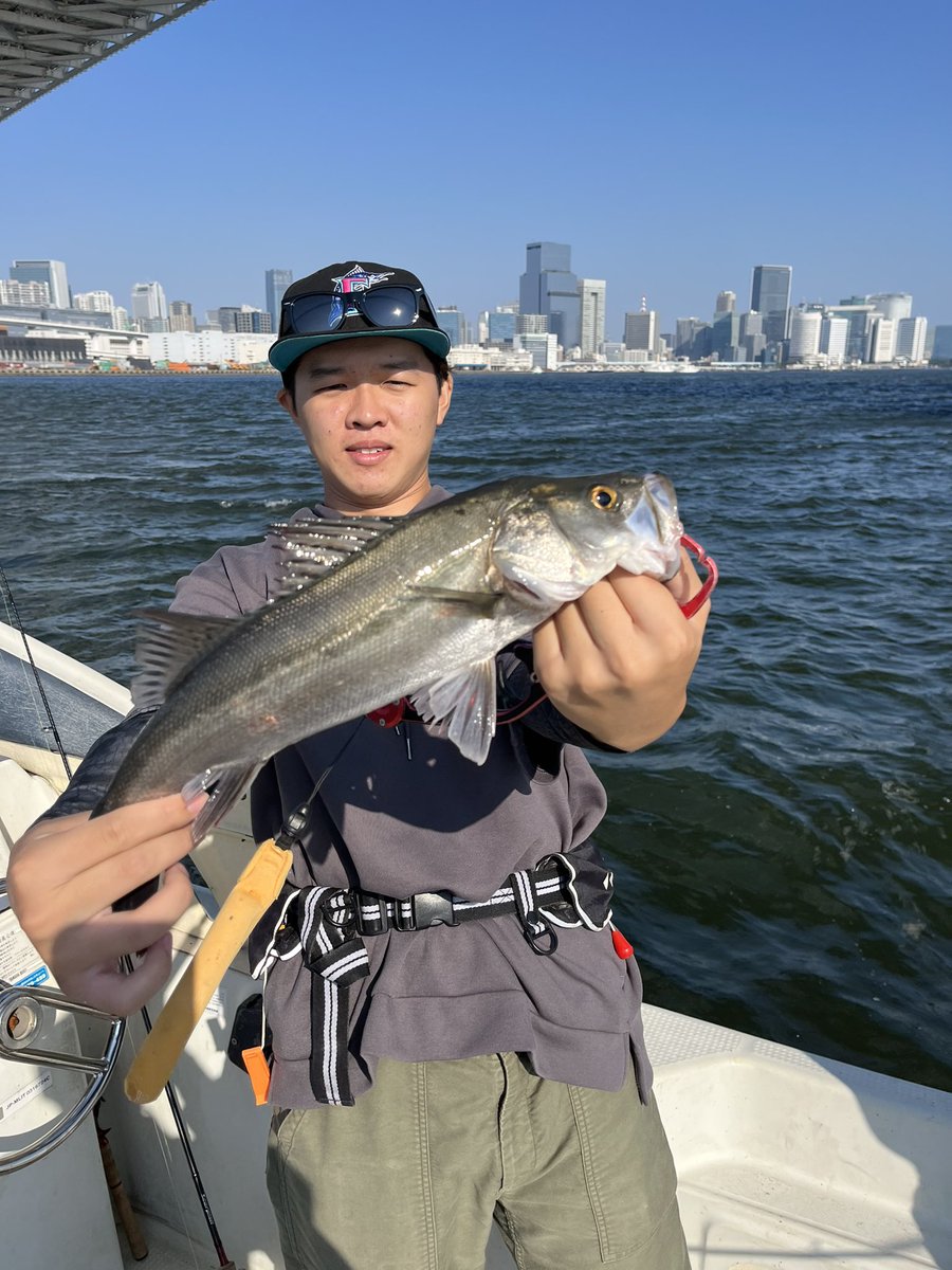 Anglers1223's tweet photo. 10月13日に千葉商科大学さんと運営メンバーでボートに乗って、ルアーフィッシング合同釣りを行いました。🎣

#工学院大学 #千葉商科大学 
#釣りサークル #釣り
#合同釣り #ボートフィッシング
#工学院大学釣りサークル https://t.co/xasufDi9Yl