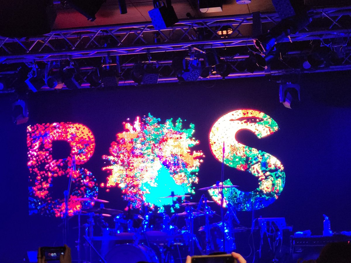 Imh_312's tweet photo. 久しぶりにライブ行ってきた
アンコールで大好きかつそのTシャツも着てる「邪教 拝金教」をやってくれて、超良かった
おすすめです https://t.co/R0hLmPaUMf
