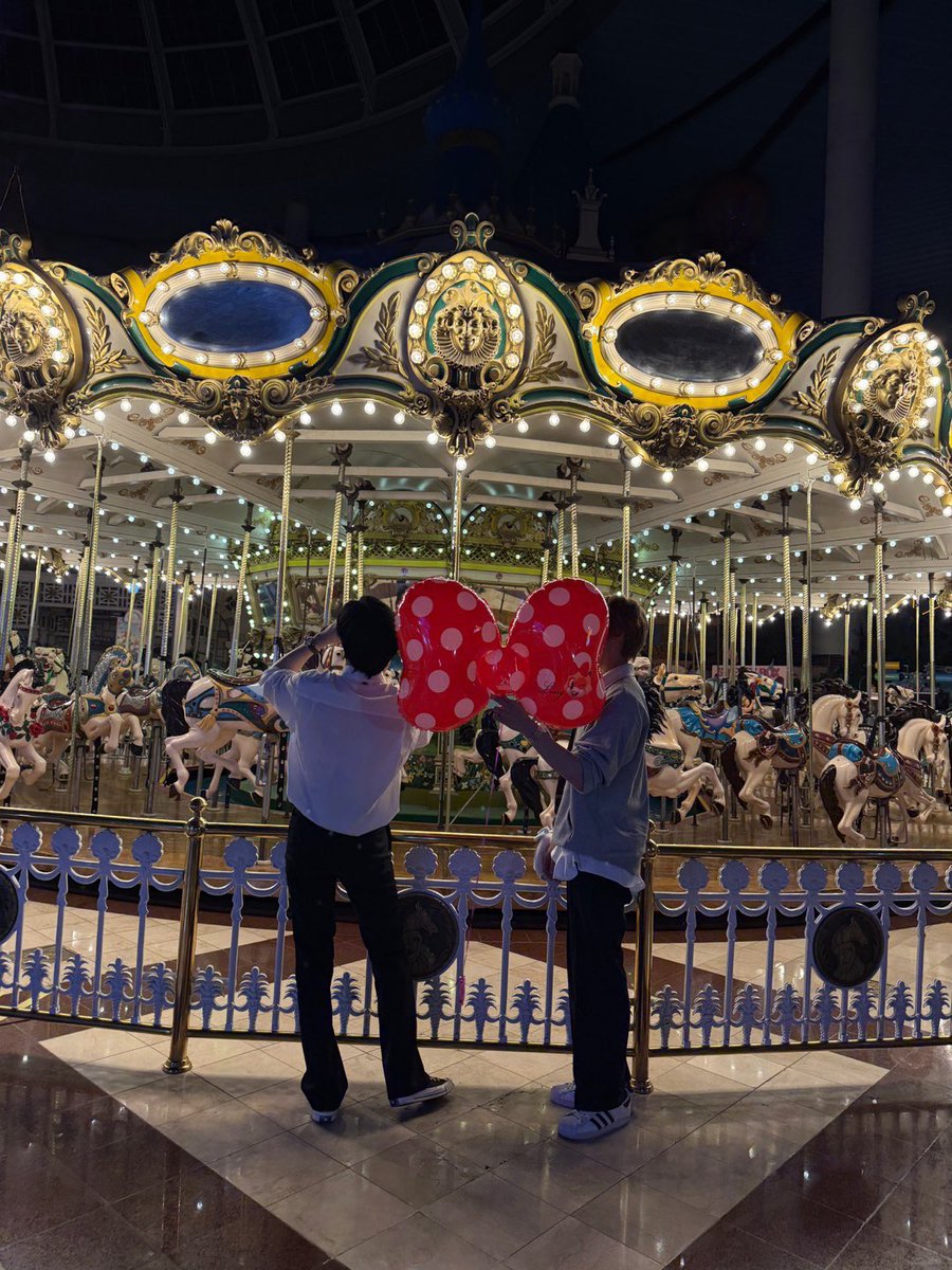 shimkcngz's tweet image. life genuinely just became worth living