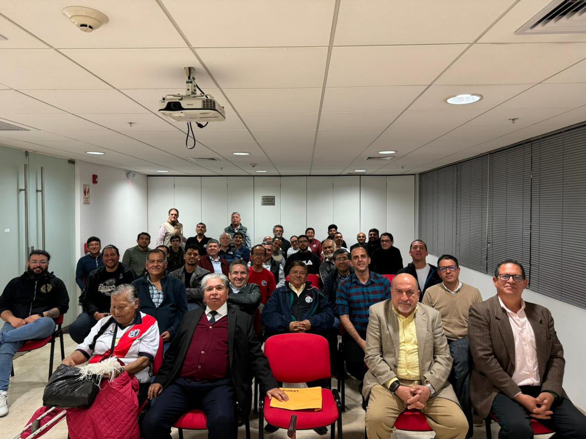 basurerosoy's tweet image. Socios vitalicios, socios mayores, barristas e hinchas del Deportivo Municipal reunidos ayer para exigir la inmediata renuncia de olcese y la convocatoria a elecciones en el breve plazo. EL CLUB NO MERECE SER MANEJADO POR ESA CALAÑA DE GENTE, LÁRGUENSE DE UNA VEZ