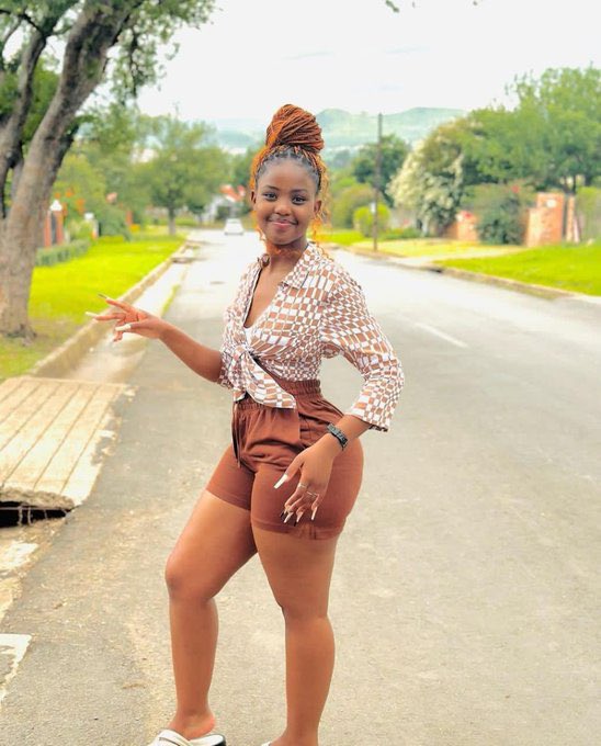 If it’s true that this is the Senior Three student from Bweranyangi Girls who caused the Bushenyi RDC to lose his job, I must admit, I’d probably lose it too.😋😋.