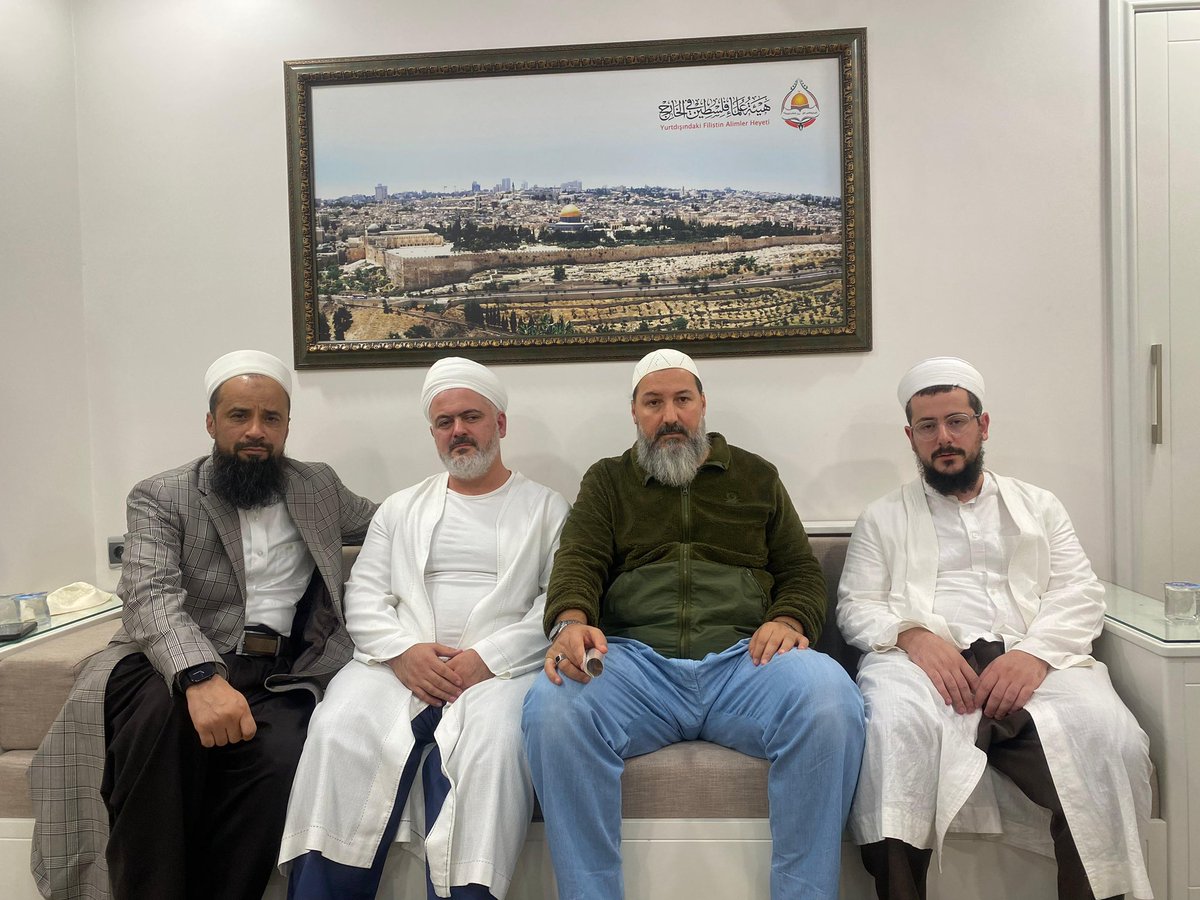 Mahmud Efendi Hazretlerimizin kıymetli mahdumu (oğlu), Hasan Efendi Hazretlerimizin damadı Merhum Abdullah Ustaosmanoğlu Hoca Efendi’nin kıymetli Ehli beytimize taziye ziyaretinde bulunduk. 

Allah-u Teala, sevenlerine ve tüm yakınlarına sabrı cemil, ecri ceziller niyaz eylesin..