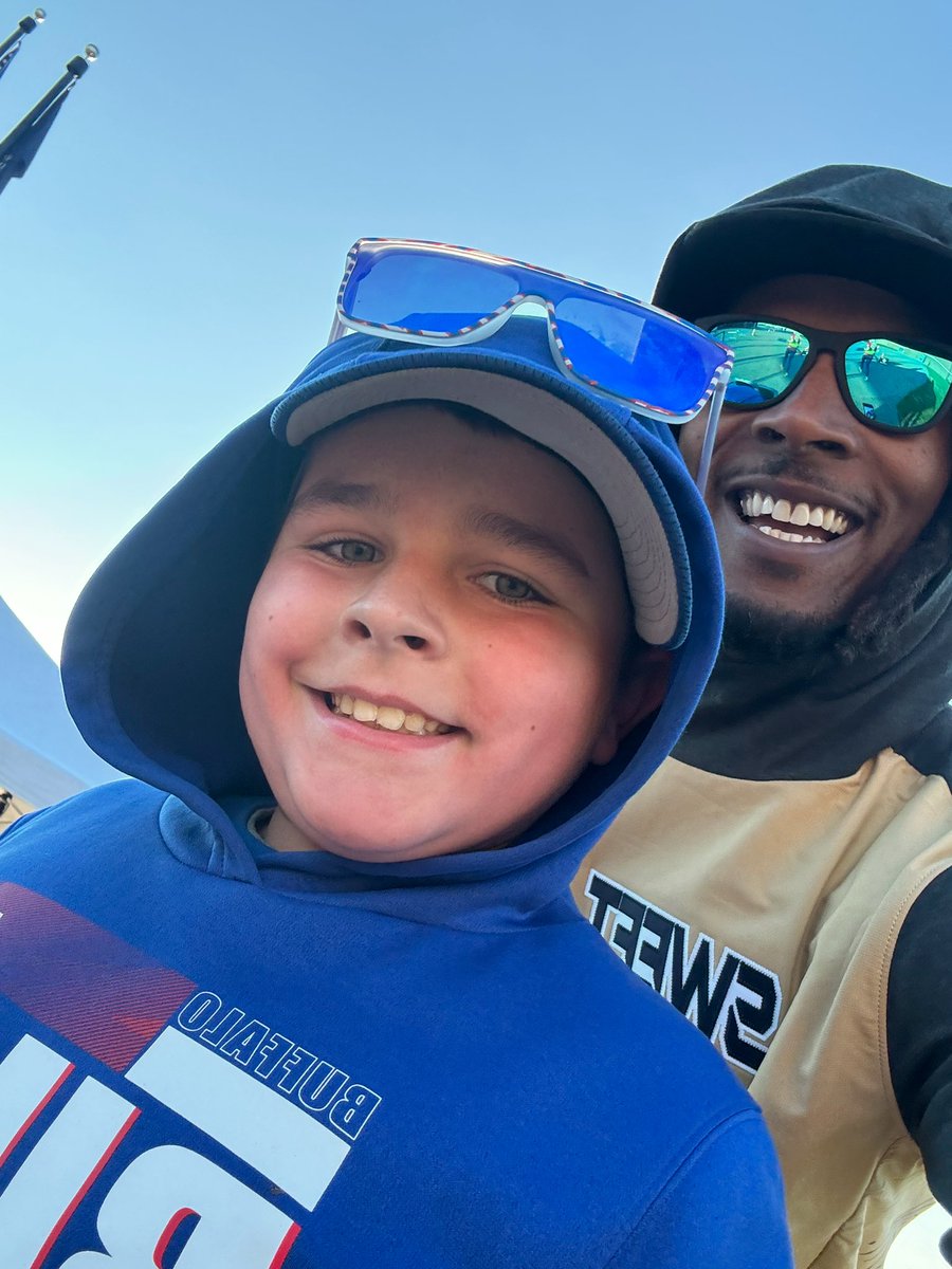 StevieJohnson13's tweet image. Why So Serious Run Fest @SweetHomeCSD with Buffalo’s Young Entrepreneur @17Bruins_Bills ⚡️ #Eager2RunFoundation #HandleBizHaveFunRepeat