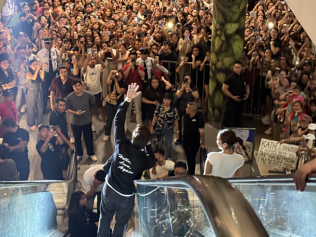 StarCinema's tweet photo. Todo kilig talaga kapag kasama sina Kathryn Bernardo at Alden Richards! π₯°
Check out one of the cutest escalator performances yet here at SM City Iloilo! #HelloAgainTour β€οΈ
#HelloLoveAgain | in PH cinemas beginning November 13 and soon worldwide!
ποΈ Get your tickets now!
SM Cinemas:
https://t.co/HEP5IXu9Hg
Ayala Malls:
https://t.co/M6Ze2IMZBy
Robinsons Movieworld:
https://t.co/99eUQft68G
Megaworld Cinemas:
https://t.co/XGakUHjQrI
Vista Cinemas:
https://t.co/6OJEu70Cak
Gateway Cineplex:
https://t.co/awHVZSSQ6T