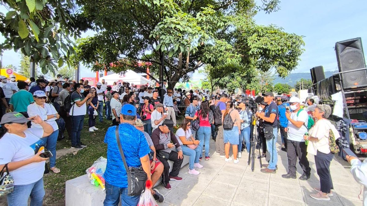 El Salvador | Movimientos sociales se concentran esta mañana en la Plaza Salvador del Mundo para marchar por el derecho a la salud, educación, trabajo digno y justicia social. Fotos LPG/A. Rodríguez.
