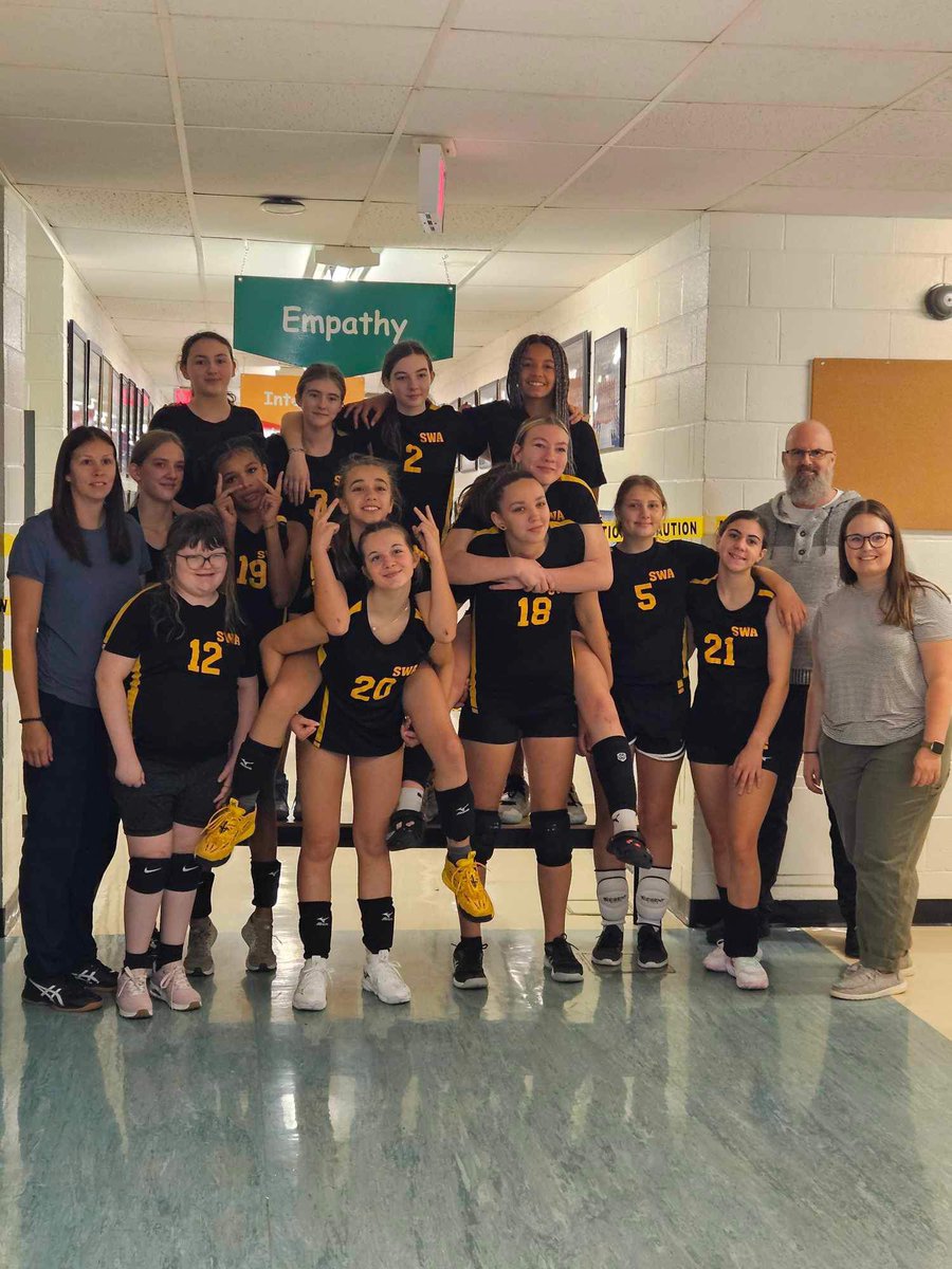 mmehunt23's tweet photo. A great first weekend of 🏐 with this crew! 🐯 https://t.co/pwRleVZS8M