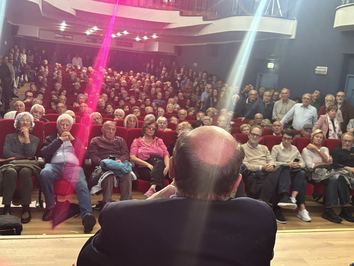 pbersani's tweet photo. Genova 
Conosco Andrea Orlando da un bel po’. Se la Liguria si fa scappare un presidente così, non ci siamo. Questa destra dice siamo quelli del fare. Orlando ha fatto il ministro di ambiente, giustizia e lavoro. E andate a guardare: tutte queste cose le ha fatte per bene. 1/ https://t.co/lwyaVpX0vt