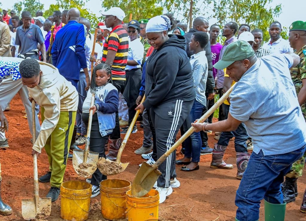 #Muramvya
Ces travaux qui ont eu lieu  sur la colline #Gatwaro consistaient  au traçage des courbes de niveau et la construction des caniveaux pour protéger la route reliant la commune Muramvya et <a href="/CommuneKiganda/">Commune Kiganda</a> en cours de réhabilitation par les natifs de la localité.