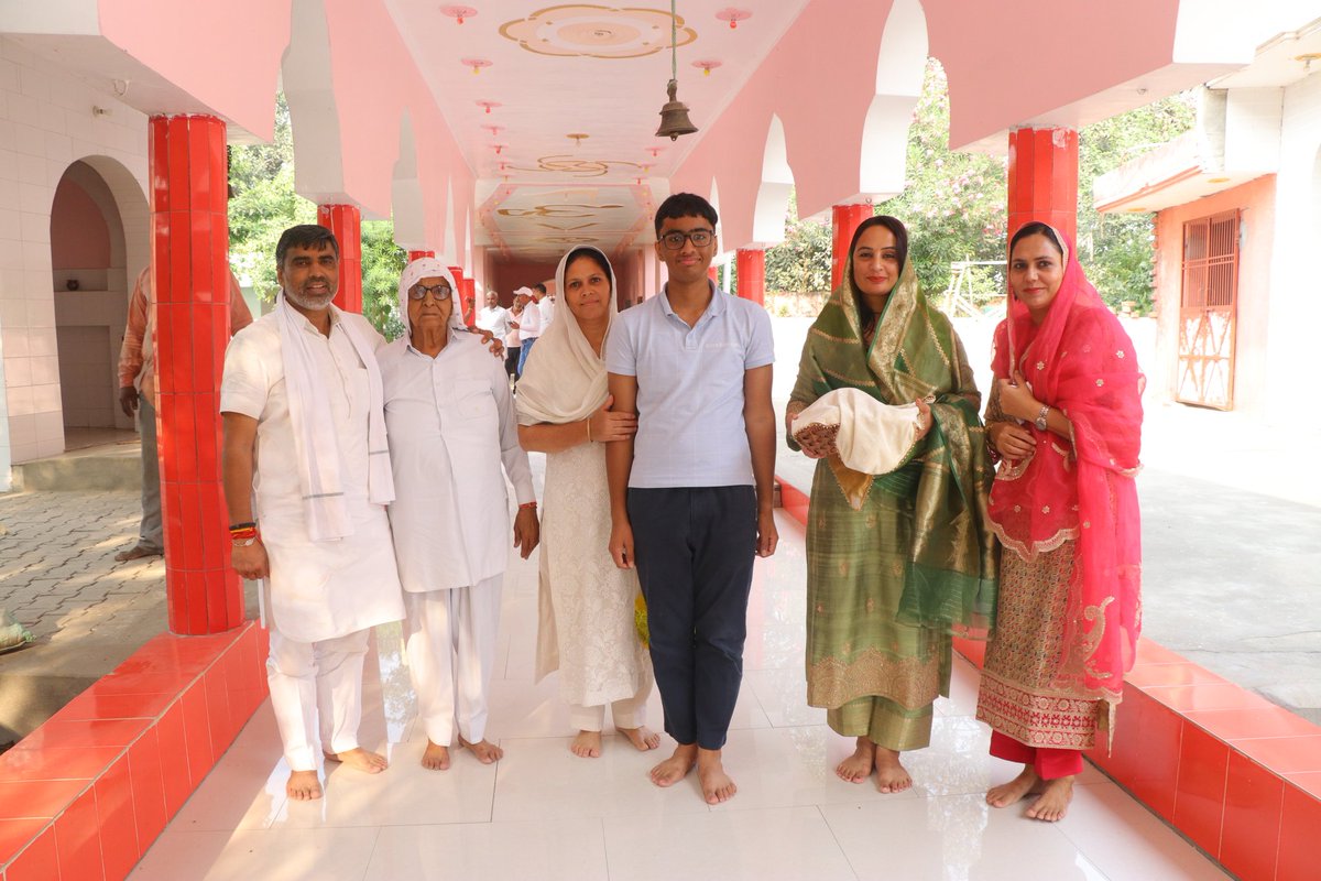 MAHIPALDHANDA1's tweet photo. आज परिवार सहित अपने पैतृक गांव कवि में पहुंचकर नगर खेडे व अपने पूर्वजों का आशीर्वाद लिया व पूजा अर्चना की ।।। https://t.co/rZ2alefFQO