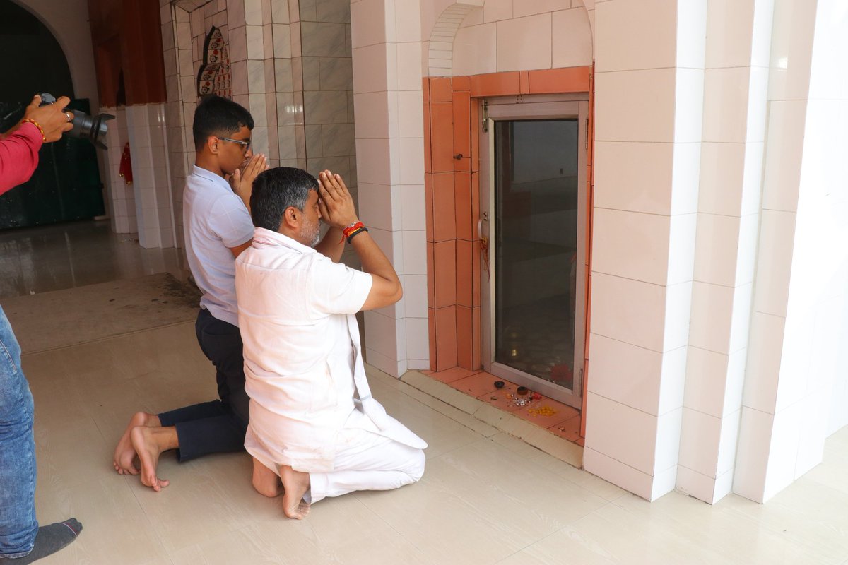 MAHIPALDHANDA1's tweet photo. आज परिवार सहित अपने पैतृक गांव कवि में पहुंचकर नगर खेडे व अपने पूर्वजों का आशीर्वाद लिया व पूजा अर्चना की ।।। https://t.co/rZ2alefFQO