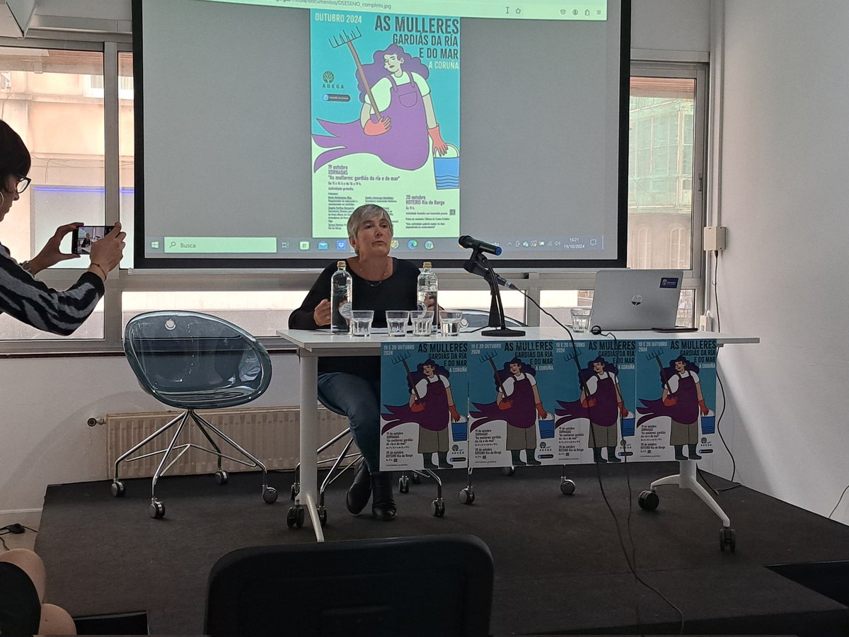 MulleresSalgada's tweet photo. Sesión de tarde en la jornada "As mulleres gardas da ría e do mar". Interviene Mercedes Bernal, ex secretaria de la Cofradía da Coruña https://t.co/deaGh0bCYv