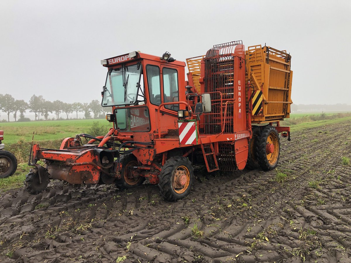 hermandeuling's tweet photo. Bieten rooien met oldtimers in Laudermarke #agrifoto https://t.co/QIMikXNBv1