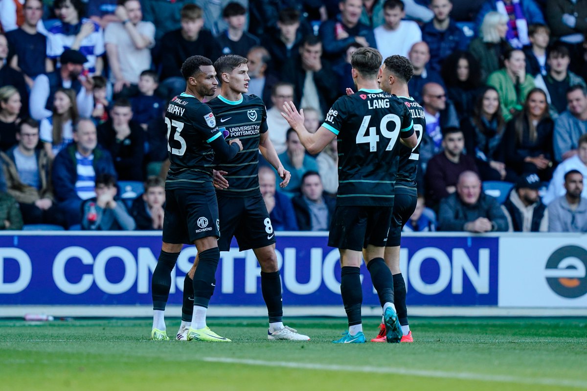 Pompey's tweet photo. Callum Lang 🤝 Freddie Potts. 🎯

🔵 1-1 ⚫️ // #Pompey https://t.co/RmUEFGNg0i