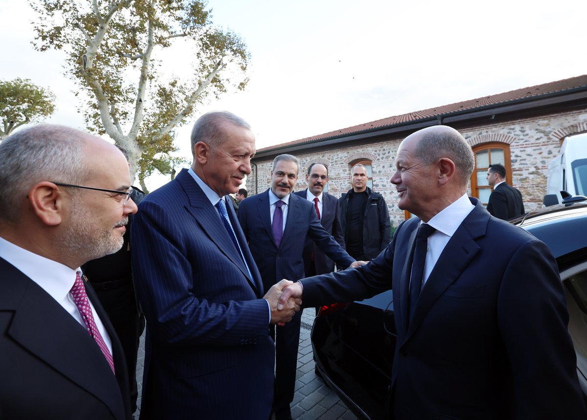 Bugün NATO müttefikimiz olan Almanya Şansölyesi Olaf Scholz ve heyetini ülkemizde ağırladık. 🇹🇷🇩🇪

Bu sene Dostluk Anlaşması’nın 100’üncü yılına ulaşan ülkelerimiz arasındaki ilişkileri tüm boyutlarıyla kapsamlı şekilde ele aldık.