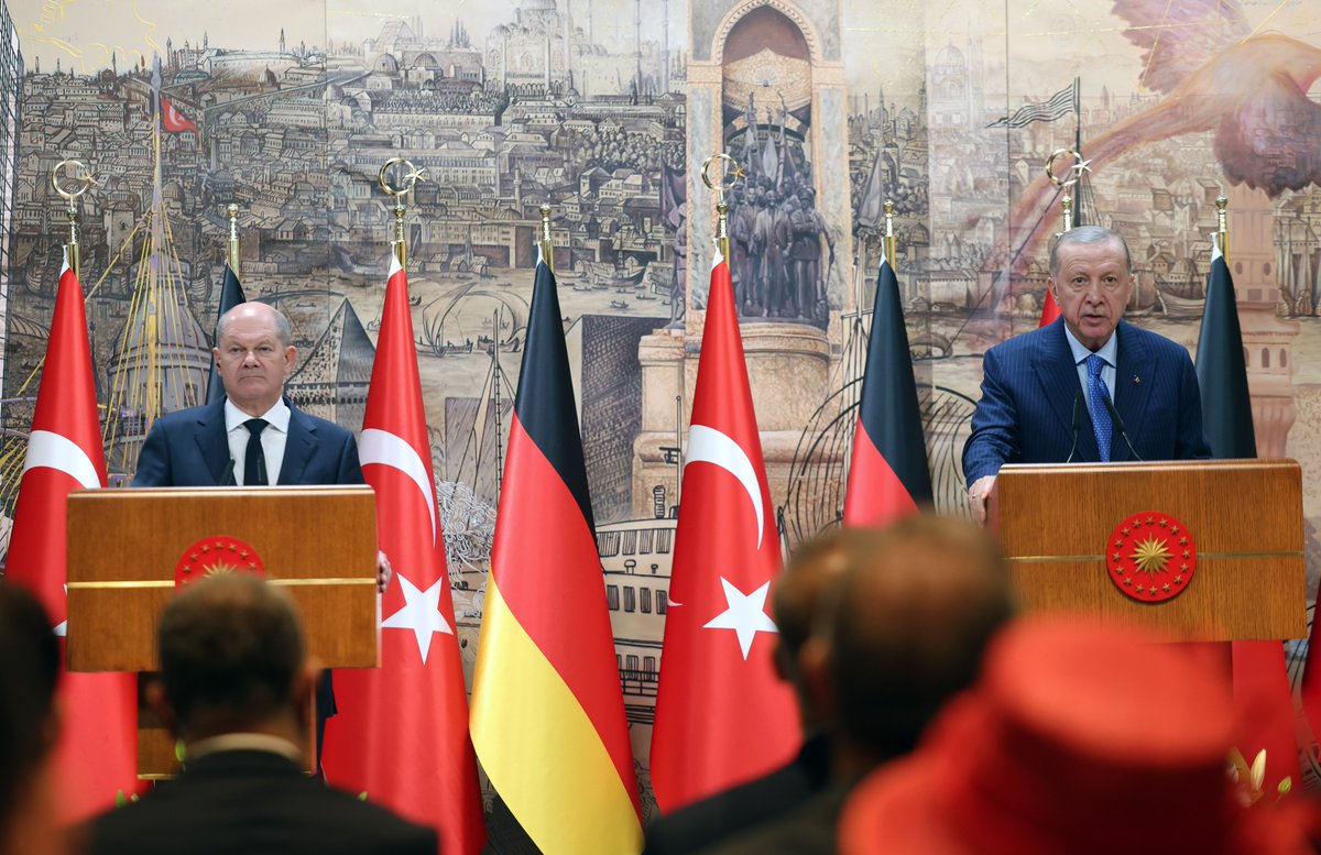 RTErdogan's tweet photo. Bugün NATO müttefikimiz olan Almanya Şansölyesi Olaf Scholz ve heyetini ülkemizde ağırladık. 🇹🇷🇩🇪

Bu sene Dostluk Anlaşması’nın 100’üncü yılına ulaşan ülkelerimiz arasındaki ilişkileri tüm boyutlarıyla kapsamlı şekilde ele aldık.                                                  

İkili ticaretimiz 50 milyar dolara ulaştı. Hedefimiz ise 60 milyar dolar.

Bu hedefi gerçekleştirmek için gayretlerimizi artırmış bulunuyoruz.

Savunma sanayisi ürünlerinin tedariki bağlamında geçmişte yaşanan bazı sıkıntıları artık geride bırakarak iş birliğimizi geliştirmeyi arzu ediyoruz.

Görüşmelerimizin gündeminde Almanya‘daki Türk toplumu da tabiatıyla yer aldı.

Almanya’nın kamu güvenliği bakımından da ciddi tehdit teşkil eden PKK ve FETÖ başta olmak üzere terör örgütleriyle ortak mücadelenin önemini vurguladık, terörle birlikte mücadele etme kararlılığına ulaştık.

Gümrük Birliği’nin güncellenmesi ve vize serbestisi diyaloğu başta olmak üzere Avrupa Birliği’nin atacağı adımların hepimizin menfaatine olduğunu vurguladım.

İsrail’in Gazze ile işgal altındaki Filistin topraklarında uyguladığı soykırım ve Lübnan’daki saldırıları, ele aldığımız bir diğer önemli başlığı teşkil etti.

Filistin ve Lübnan’da katliamlar devam ettikçe bölgemizin ve ötesinin huzur bulması mümkün değildir.

50 bini aşkın insan, bölgede öldürülmüş vaziyette...

Vicdan ve basiret sahibi tüm siyasi aktörlerin artık inisiyatif almasını, İsrail’in saldırgan politikalarına dur demesini bekliyoruz.

Türkiye olarak ilk günden beri ortaya koyduğumuz vicdanlı duruşu bundan sonra da devam ettireceğiz.