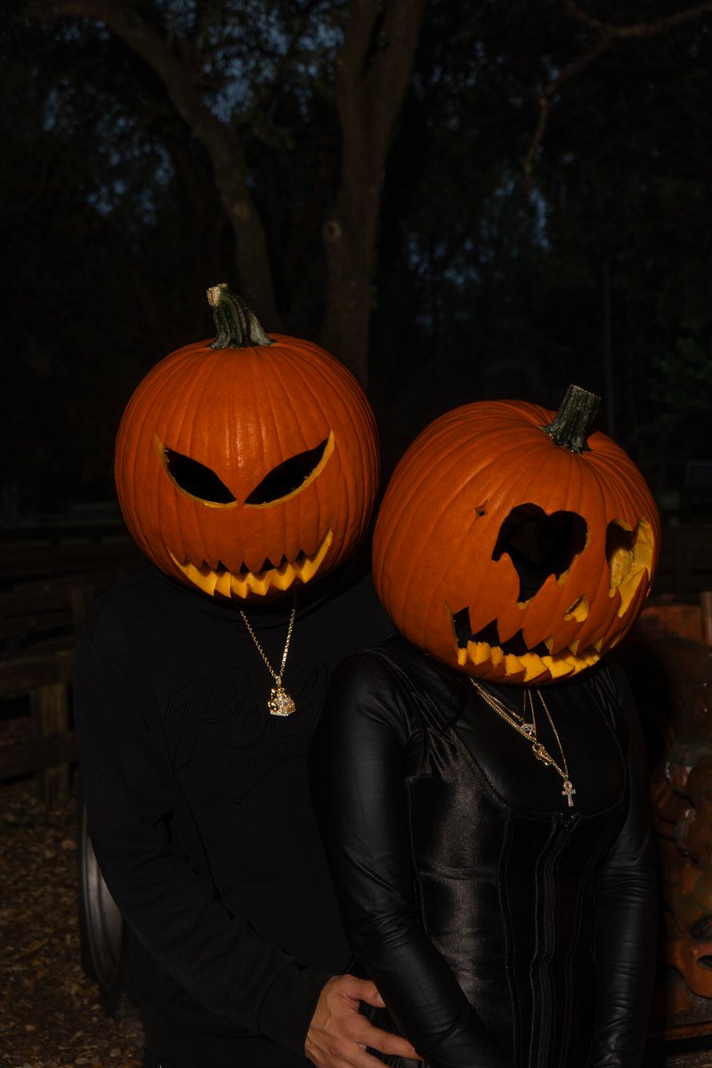 ValuableNeezy's tweet photo. That time of the year! Hml if you need Halloween pics 🤧 https://t.co/xRuqv5DeXj