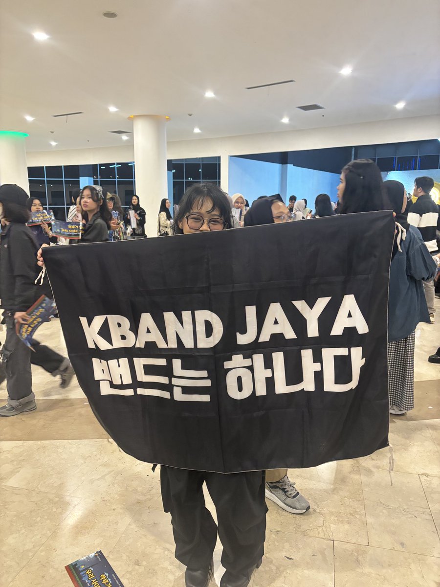 Yoondokachu's tweet photo. Berhasil foto dengan bendera kebanggaan kband https://t.co/cHmscaeWjT