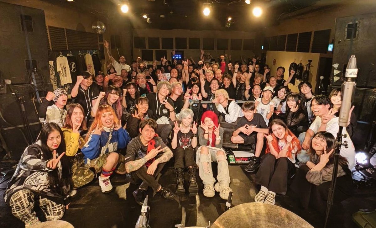 ayaka_aizawa's tweet photo. 京都GROWLY thanxx!
ASH FRASTで初めて遠征しに来たライブハウス
京都でもASH FRASTを観に来てくれた人が増えてくれてて本当に本当に嬉しかった…!
JOSEPHがこの場所を守ってくれてるから私たちはこうやって京都までライブしに来ることができるんだよ いつもありがとね!
10/26は今度はASH FRASTがJOSEPHを東京に招く番🫶✨
また1週間後に東京でね!
#ASH_FRAST
#connectツアー
