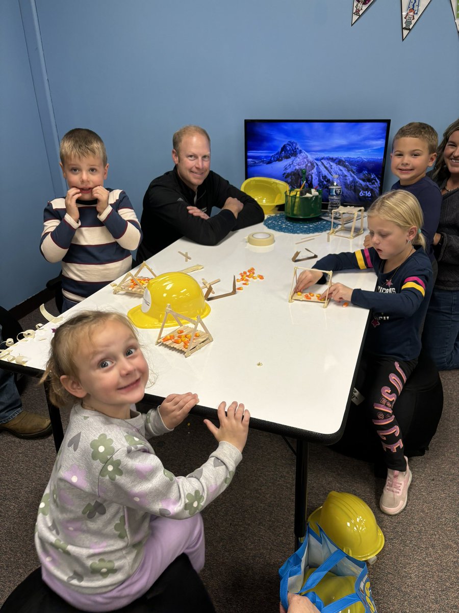 BrandlyMariah's tweet photo. Prek and kindergarten building the strongest bridge the can #titlenight #stem #4teamvalley https://t.co/uLMbUDN3rR
