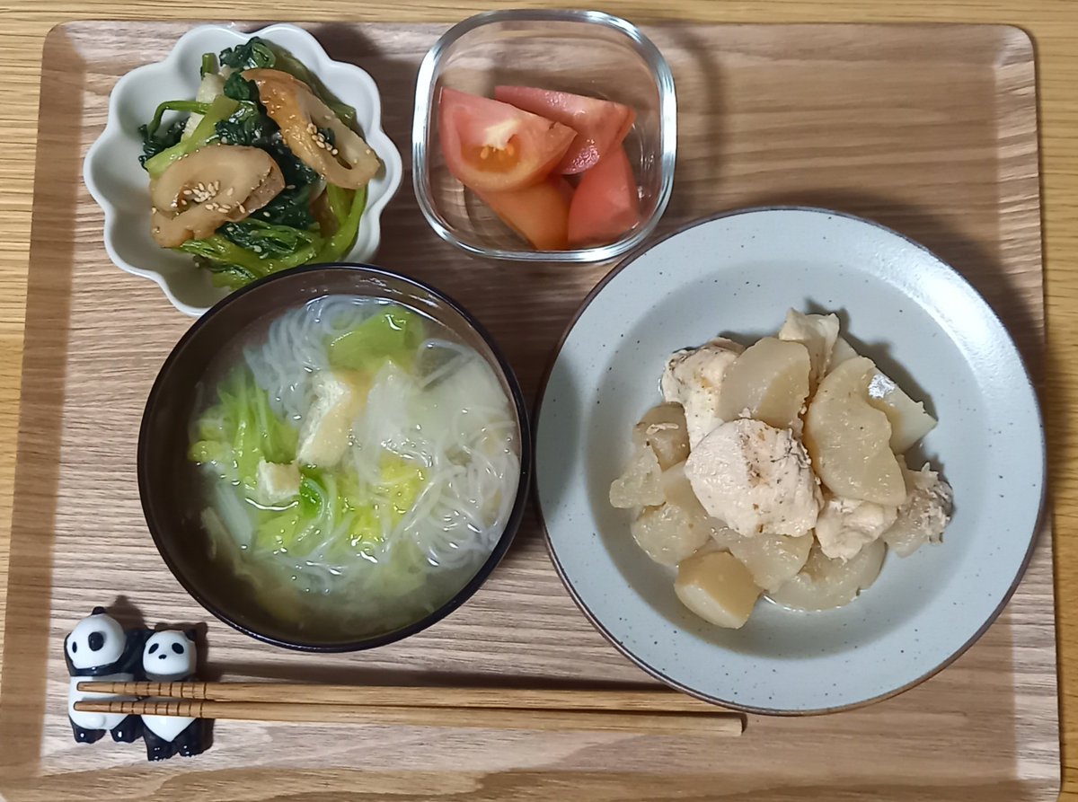 fukami2021's tweet photo. 夜ごはん
鶏大根
小松菜竹輪煮
トマト
しらたきいり味噌汁
夜はカロリー抑えてるけど、トータルでカロリーオーバーすぎた😇 https://t.co/8cyPhUQATz