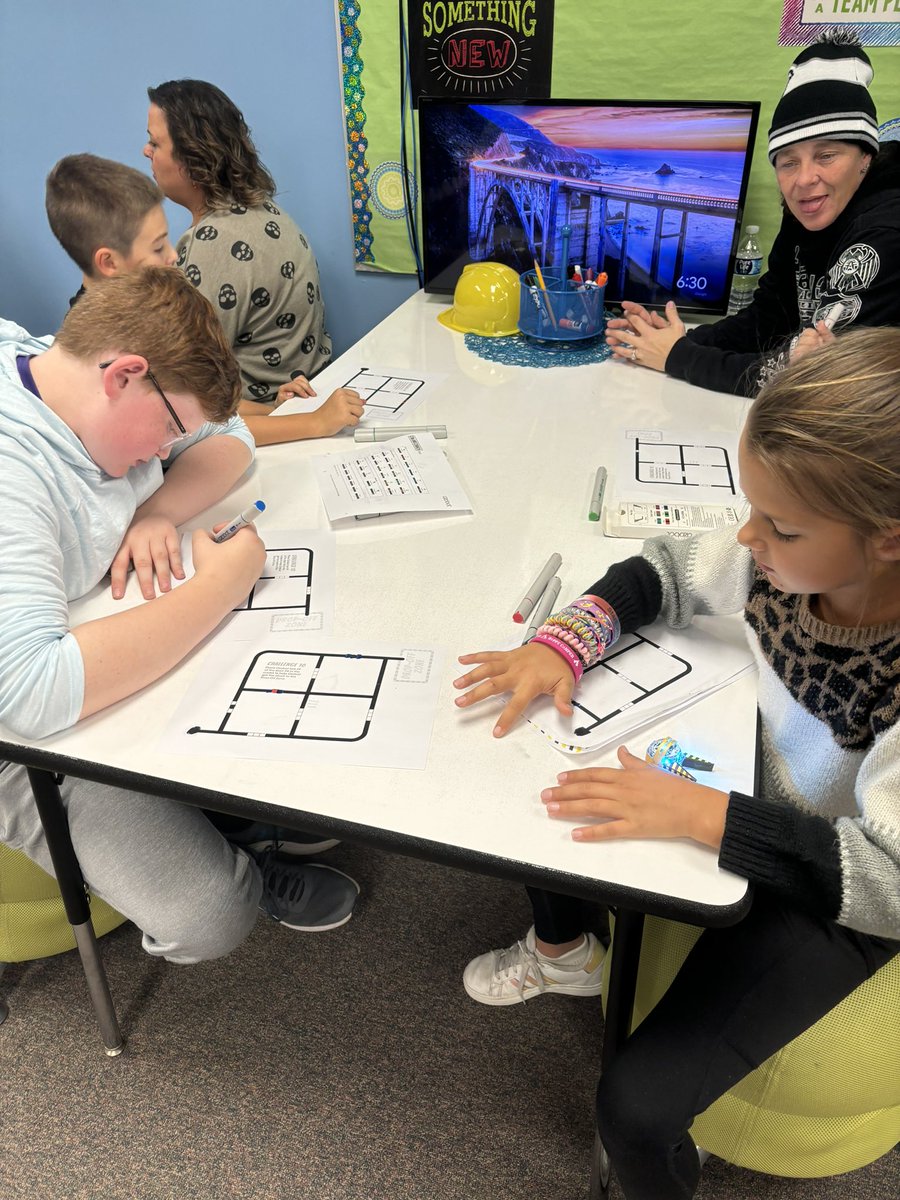 BrandlyMariah's tweet photo. Third, fourth, and fifth grade with construction ozobots and and circuits #titlenight #stem #4teamvalley https://t.co/D0WoMn300b