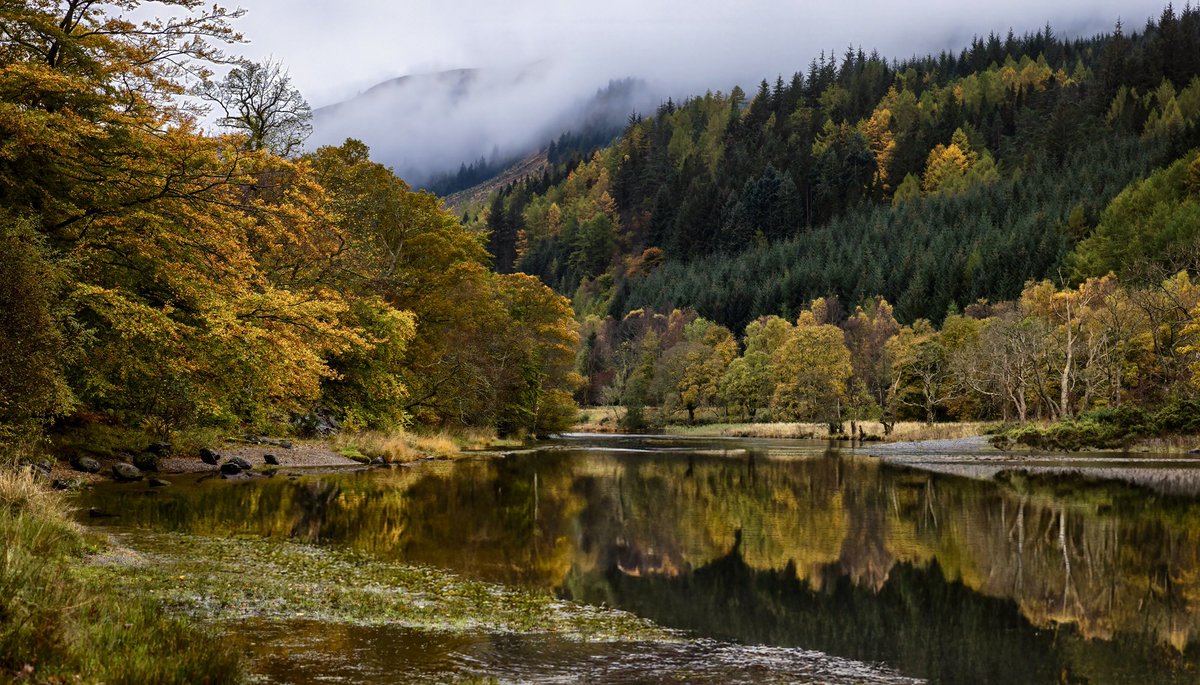 Some beautiful autumn colours at Loch Lubnaig yesterday. <a href="/VisitScotland/">VisitScotland</a> #autumnbeauty #landscapephotography