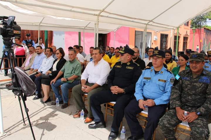 #Seguridad: Con el objetivo de fortalecer y brindar mayor #seguridad a la población de Comayagua, la <a href="/ComayaguaMuni/">Comayagua Alcaldía</a> que dirige el #AlcaldeCarlosMiranda y la <a href="/PoliciaHonduras/">Policía Nacional de Honduras</a>, inauguraron una #Comandancia Policial de respuesta inmediata en esta ciudad. youtu.be/WNIDbXvXAjE?si…