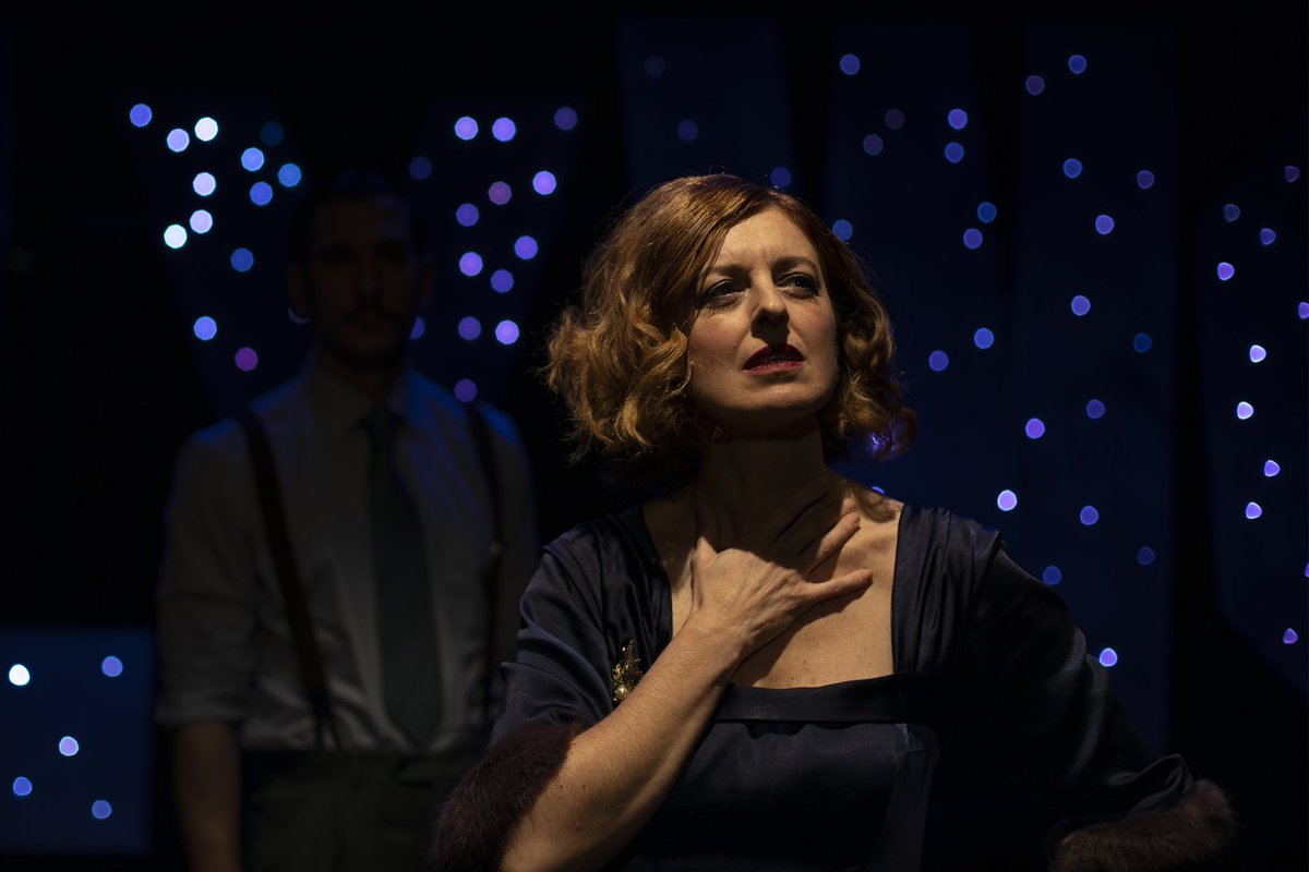 🔴 #Loba también agota las entradas hoy sábado 19 de octubre. 

✔️ El día 26 de octubre será el último día de representación. No te demores.

ℹ️ Texto y dirección: Juan Mairena

Reparto:
Bette Davis: Mélida Molina
Lukas Heller: Carlos Troya (Actúa el día 8 y del 13 al 26 de