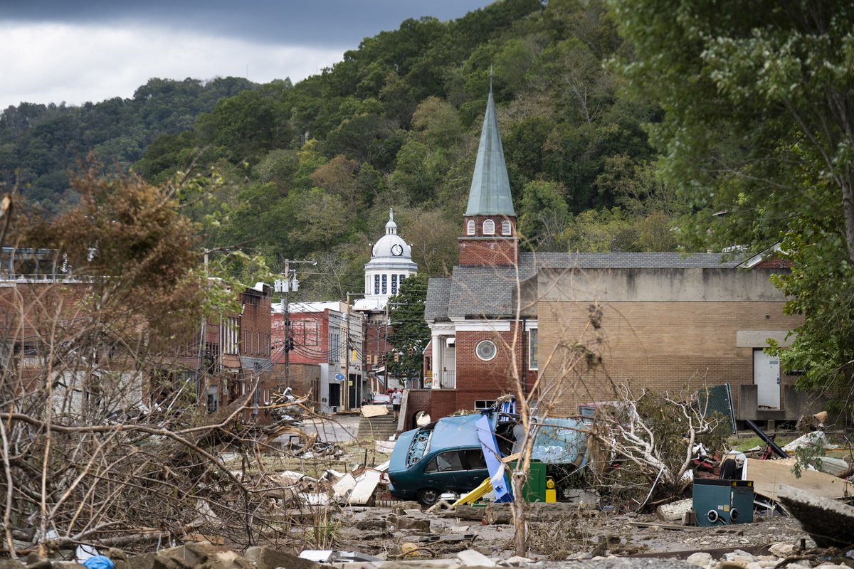 ‘People came out in droves’ -- Attacks hurled at meteorologists are nothing new. But the death threats and conspiracy theories are. bit.ly/48fxXEH <a href="/BostonGlobe/">The Boston Globe</a> #hurricanes #weather