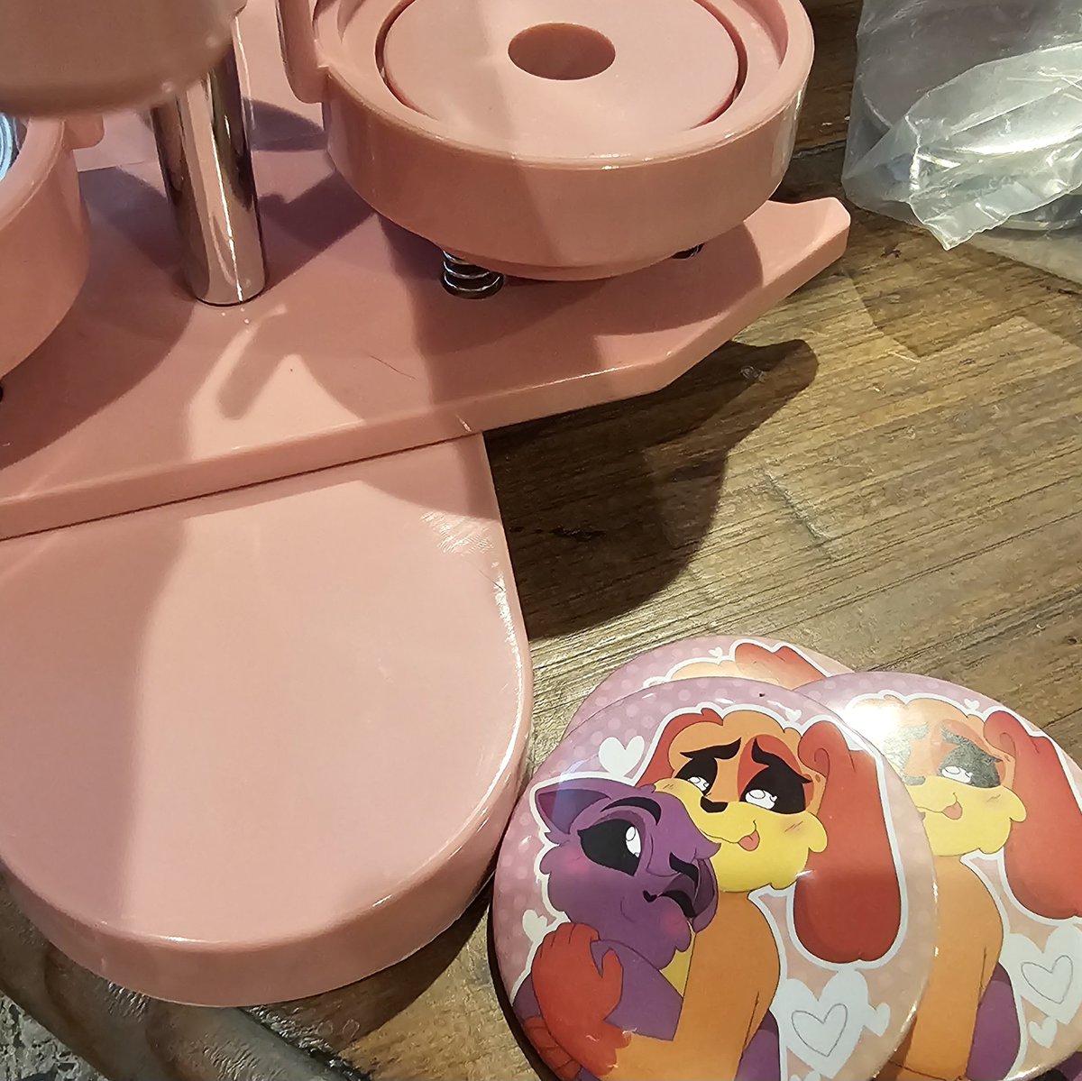 QittyQakes's tweet image. Buttons!! I got so excited when I made these buttons!! I just really wanted a button for my bags and purses. Probably blue a magnet to one for my fridge!