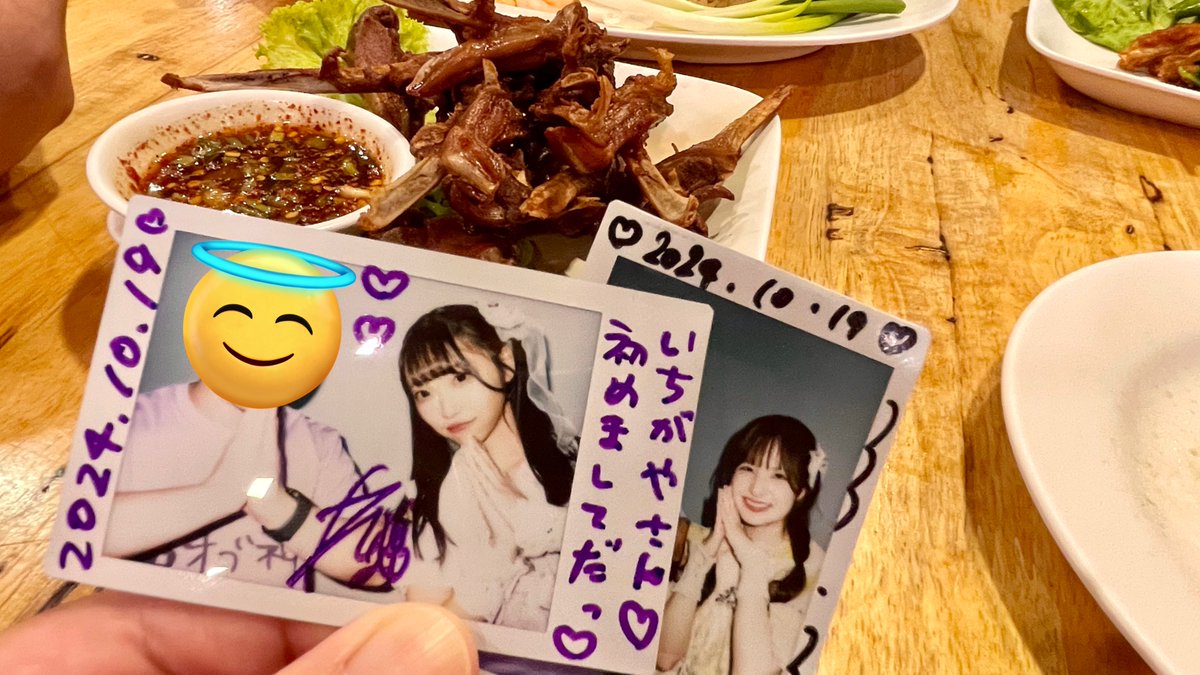 plrz's tweet photo. ダブルヴィー久しぶりのタイ遠征1日目お疲れ様でした。明日のワンマンも楽しみにしてます。この辺りの曲が来たら楽曲派の顔つきで観ます。
タイ料理はパークペットトート(アヒルのくちばし揚げ)とカオニャオマムアン(マンゴーともち米のデザート)がおすすめ😋
#ダブルヴィー #わろたちゃん #AMERYU https://t.co/DaKRb9k1Fy
