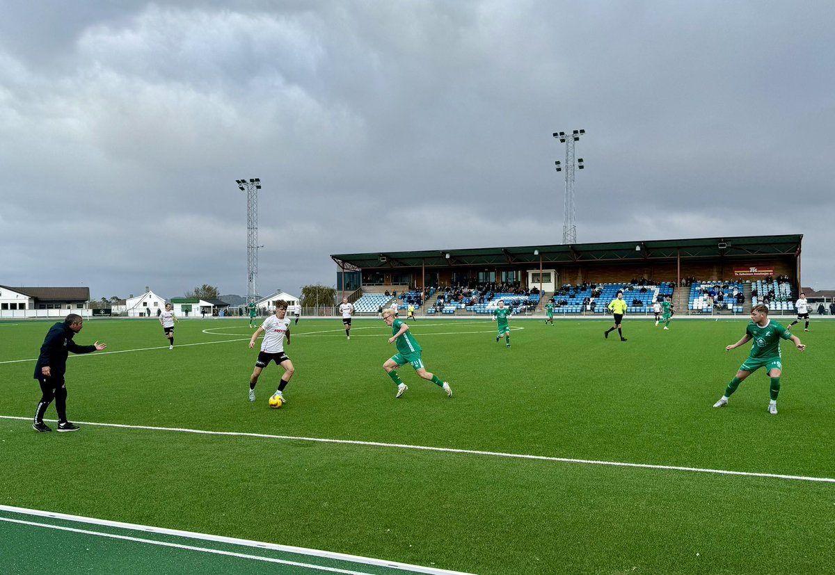 Vi tar en svært sterk og viktig 2-0 seier over Frøyland!

Rahim Nduwimana scoret begge målene i det som var en meget god 1. omgang fra KIL. I andre omgang styrte gjestene mye av spillet, men guttene gravde dypt og sto godt i mot presset fra gjestene. 

God helg og heia KIL! 🤍💚