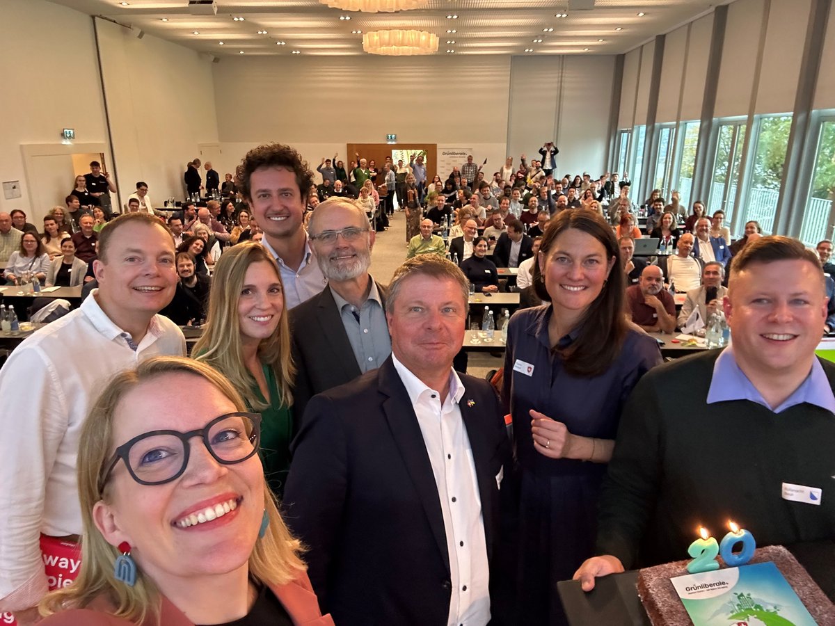 Heute feiert die GLP ihr 20-Jahr-Jubiläum – ein grosser Tag! Wir danken allen, die unsere Partei zu dem gemacht haben, was sie heute ist: eine dynamische und visionäre #Partei, die die Schweizer Politik mitprägt. Mit grosser Vorfreude blicken wir auf die nächsten 20 Jahre.