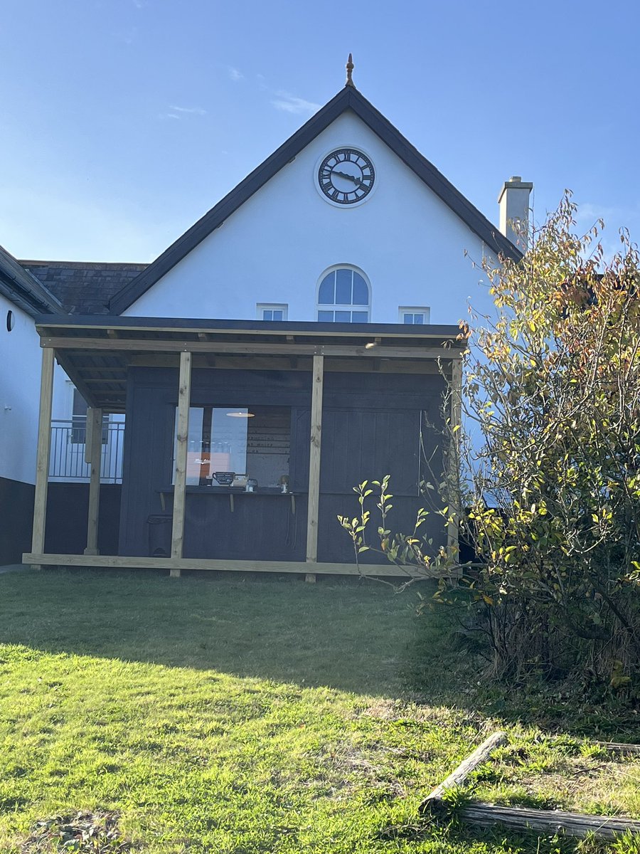 #DunmoreEast has a new cafe at back of fisherman’s hall called Harpers Point serving great coffee and nice treats and one of the great views .