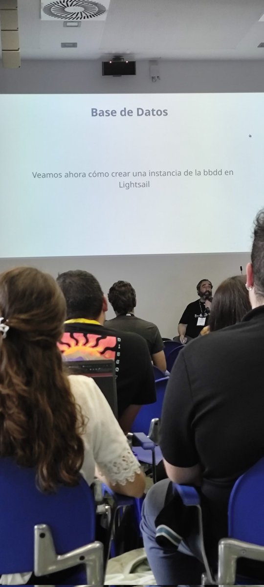 Comenzamos la charla de <a href="/CDDesarrollo/">CursosDeDesarrollo</a> con David