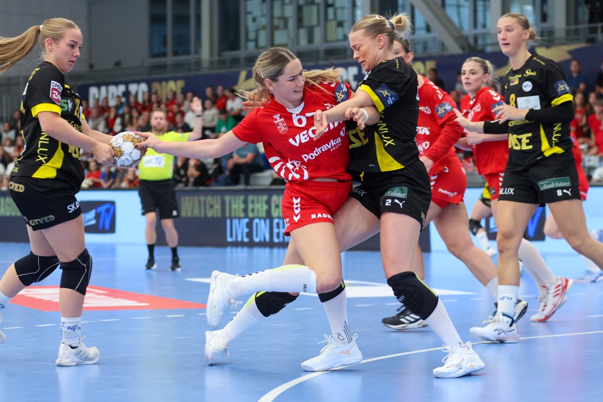 ehfcl's tweet photo. ⏸️ 𝐇𝐚𝐥𝐟-𝐭𝐢𝐦𝐞
🇭🇺 FTC-Rail Cargo Hungaria 🆚 Krim Mercator Ljubljana 🇸🇮 16:14
🇭🇷 HC Podravka Vegeta 🆚 Nykobing Falster Handbold 🇩🇰 18:14
🇷🇴 Rapid Bucuresti 🆚Brest Bretagne Handball 🇫🇷 14:14
📺 Follow the action https://t.co/IvVYbSMq1y
#ehcl #clw #handball https://t.co/LyiolZuEhw