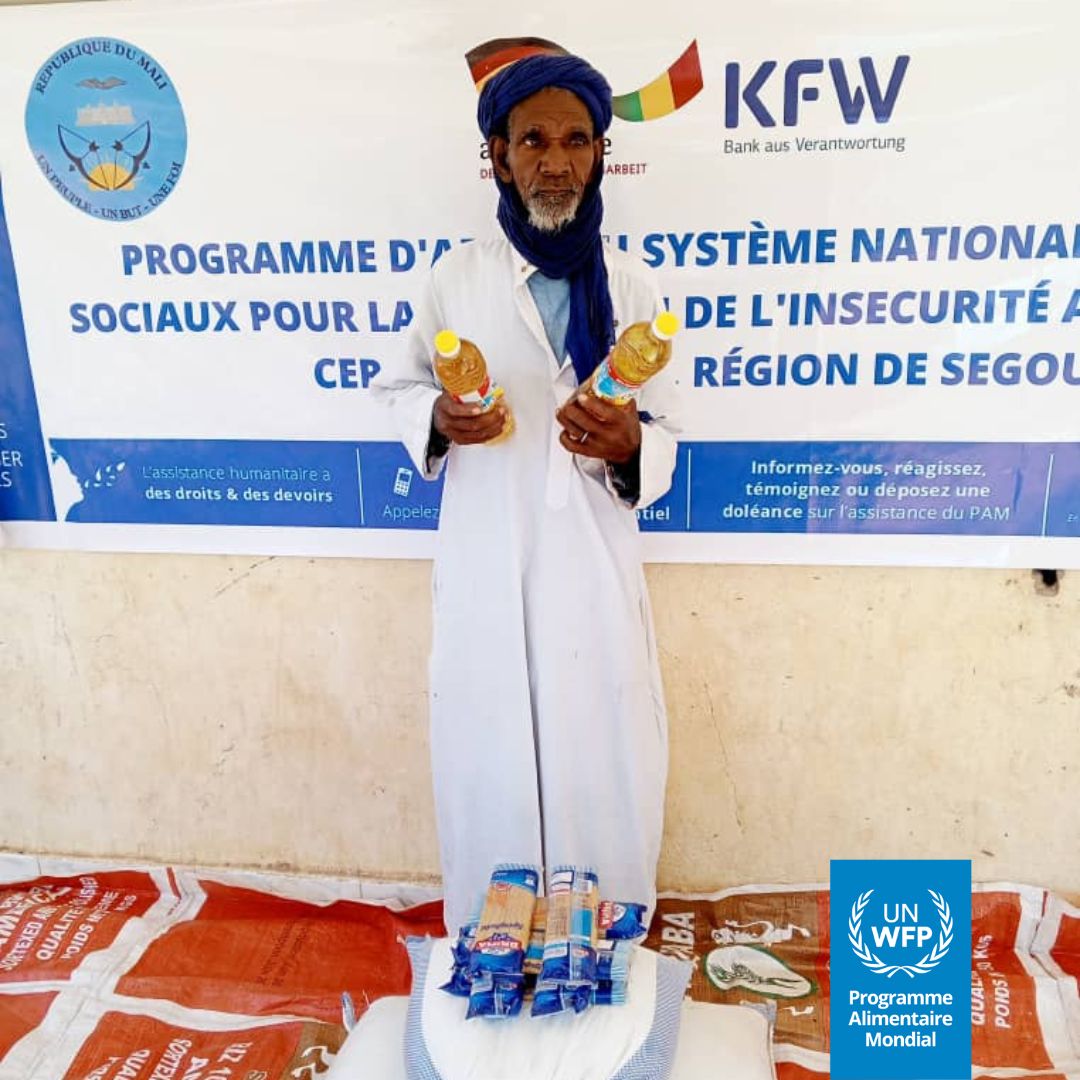 WFP_Mali's tweet photo. #Niono 🇲🇱 Face aux chocs, les #FiletsSociaux protègent les populations vulnérables. 
@WFP_Mali vient en aide à plus de 610 ménages, soit + de 3⃣7⃣0⃣0⃣ personnes de #Pogo &amp; #Sokolo, en apportant une assistance🍚vitale qui couvrira leurs besoins pendant 3 mois. #ParlonsHumanitaire https://t.co/ZvCCbLeeyu