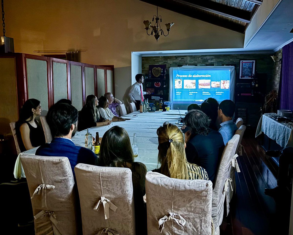 aestivill's tweet photo. Un primer evento de degustación y explicación sobre tequila y mezcal. Incluyó historia y coctelería. En esta ocasión, en colaboración con la Embajada de Chile, establecimos un diálogo tequila-pisco, especialmente creativo. https://t.co/CdbNjLedfv